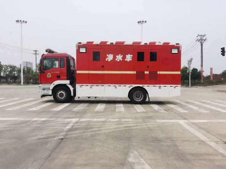 重汽豪沃野營凈水車